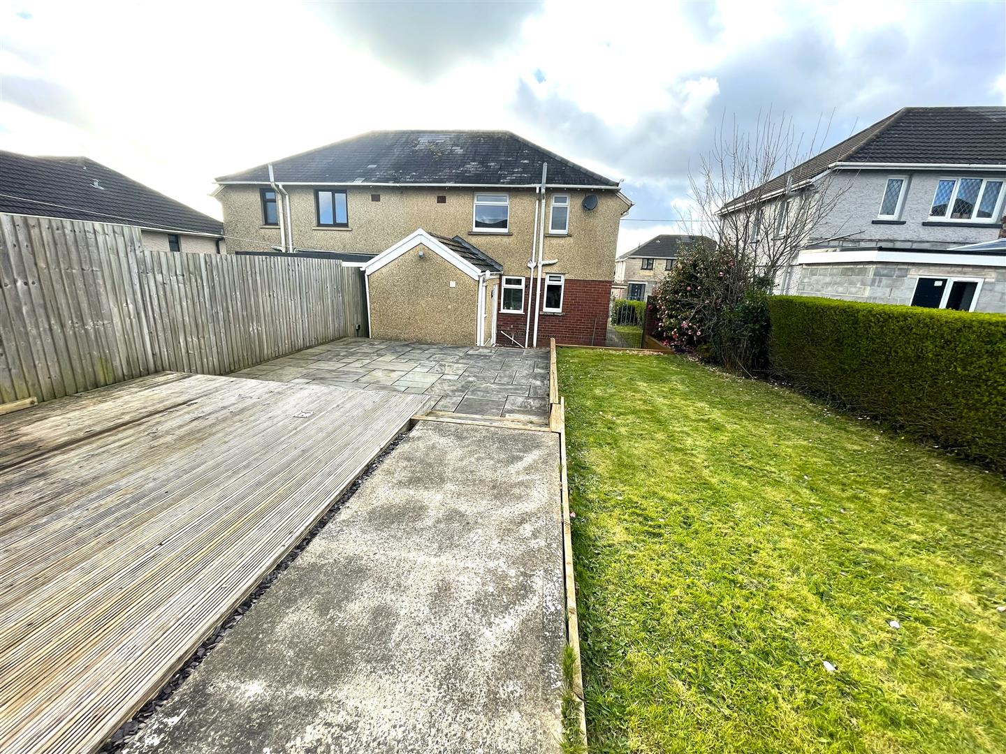 Brynllwchwr Road, Loughor, Swansea, SA4 6SQ
